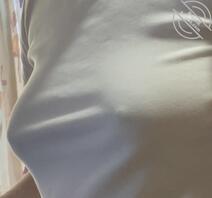 一大早小姨子没穿内衣在客厅走来走去，这是在勾引我？2