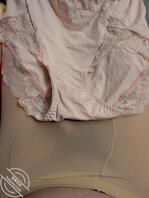 在亲戚家留宿被安排到她已出嫁的女儿房间，很开心?0