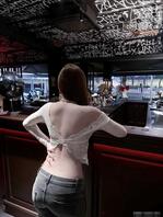 偷拍酒吧里的美背2