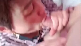 关头女婿把短发丈母娘带到偏僻地方车震