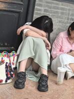 累瘫的小妹坐在路边露出小内内0