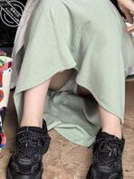 累瘫的小妹坐在路边露出小内内1