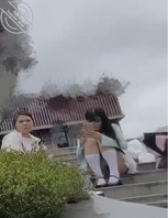 楼梯口偷拍走光的呆萌妹子，白袜黑内骚气十足