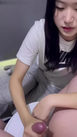穿耐克的20岁的大学生女友，刚处一个周，对鸡吧真的很好奇，全程玩弄