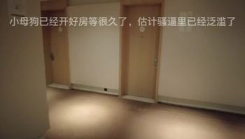 俏皮的样子让黑人很上头，舌头伸出来射在嘴巴里