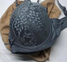 老妈的内衣内裤刚脱下来去洗澡了，热乎的温度真香