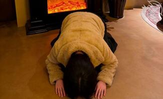 露脸，下跪，曝光自己。像我这种熟女骚货分享自己你要不要试试看？1