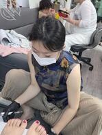 露脸偷拍，发一期骚母狗工作照1