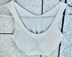 丈母娘的内衣内裤，每次洗完澡她都放卫生间全被我射过了。（下次射再拍）2