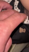 掰开老婆的黑逼，扣给你们看