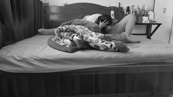 我嫂子4，偷拍哥嫂做爱，大哥几分钟就被掏空，嫂子属于是欲求不满了