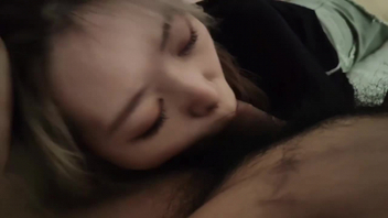 騷屄女友被大鸡巴塞满嘴