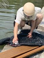 熟女河边洗衣服岔开双腿露出内裤，提醒了一声，结果岔得更开1