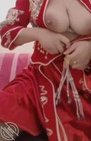 嫂子穿上她结婚时的禾服在她的主卧里和我举行了两个人的婚礼0