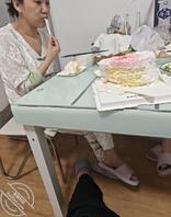 丈母娘过生日，给她的蛋糕加点料。看着她全部吃下去2