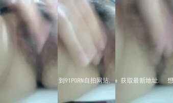 骚女友卫生间自慰给我看 家人在客厅看电视 1