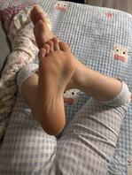 表姐早就知道我用她的内裤撸 选择用脚帮我！0