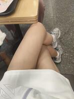 女大逛街 餐厅偷偷露出 感觉有人偷看我呢