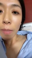穿睡裙没穿内裤，在床上自己扣逼湿透了