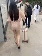 最近偷拍的一些美腿照片，极品炮架子，看着都想操0