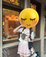 跟女儿去迪士尼玩，他身材发育越来越好。不少小黄毛看过来的目光我得抓紧时间