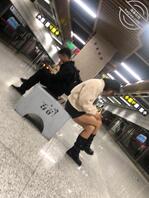 原创分享-女大学生，大晚上光腿，可惜不同路。0