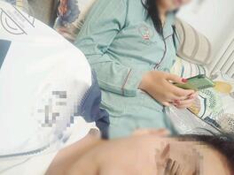 5【原创】妈妈来陪读,吃完饭没事躺床上摸妈妈的屁股,好软好舒服!0