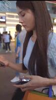 露脸抄底丁字裤美女 勒的好深啊 伸进去暴力扯下来 拿到她眼前说真是个骚逼