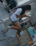 继续偷拍抄底曝光高中骚货1