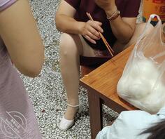 今天拍到了嫂子的裙底红内裤