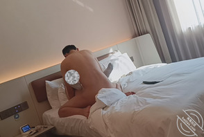 【原创】17.妹妹又缺钱了,那必须得用骚B来换,让她试试黄瓜的威力1