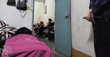 妈妈看电视，我在房间对着她打飞机