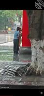 男女在雨中激情热吻被偷拍，男人手不老实乱摸