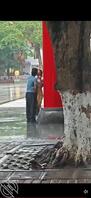 男女在雨中激情热吻被偷拍，男人手不老实乱摸2