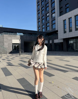 短裙出门美美拍照