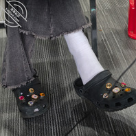偷拍过来打暑假工妹妹的白袜小骚脚，感觉踩过很多鸡巴呢0