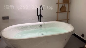 43岁熟女阿姨鸳鸯浴 让她看着镜子里被我操的样子内射 