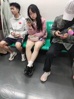 地铁短裙白袜小美女0