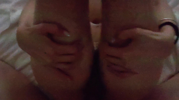 长腿母狗自己掰开腿求内射