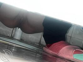 偷拍误开闪光灯被敲门1