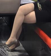 女同事我去她家找了个东西（一个人住），我拉开抽屉里还有跳蛋，真是骚逼