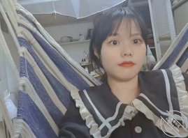 抄底大学班上的骚逼同学0