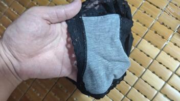 骚姐出去逛街了，偷偷进她房间看看，没想到有骚东西0