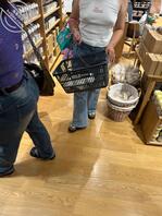 街拍骚货 故意露出凸点乳头 2