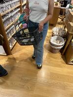 街拍骚货 故意露出凸点乳头 