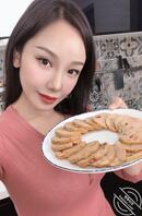 我老婆是一个美食家，让她下面给你们吃。2