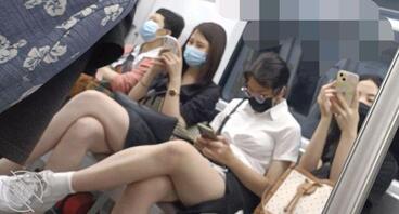 旅途贱闻(8)地铁上三个美女默契地翘着二郎，评论一下你更喜欢哪个？腿2