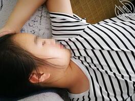 偷偷潜入堂妹家，撸射妹妹裙子胸罩