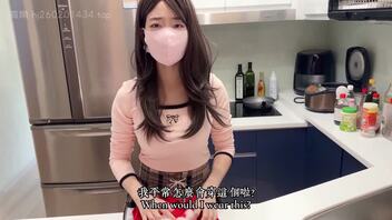 骚逼老婆穿着我给她买的圣诞情趣内衣，让她情人艹她，不让我草，只让看着