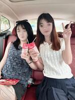 偷拍小姨和表妹母女逛街，这么看小姨也是风韵犹存0